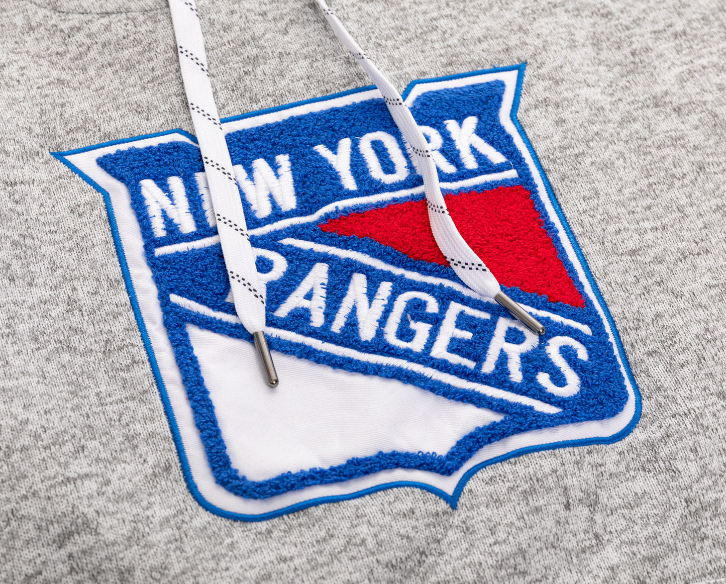 Sweat à capuche tissé haut de gamme à logo chenille des New York Rangers, style "Muskoka"